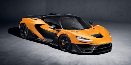 McLaren W1. Drivlinan kombinerar en ny 4,0-liters dubbelturbo-V8 med en elmodul. Den samlade effekten är 1 275 hästkrafter och vridmomentet 1 340 newtonmeter. Motorn varvar till 9 200