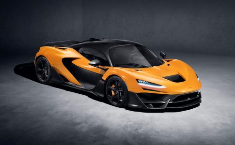 McLaren W1. Drivlinan kombinerar en ny 4,0-liters dubbelturbo-V8 med en elmodul. Den samlade effekten är 1 275 hästkrafter och vridmomentet 1 340 newtonmeter. Motorn varvar till 9 200