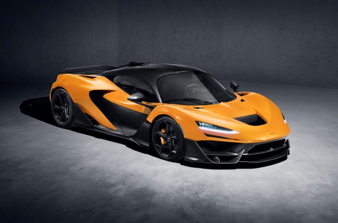 McLaren W1. Drivlinan kombinerar en ny 4,0-liters dubbelturbo-V8 med en elmodul. Den samlade effekten är 1 275 hästkrafter och vridmomentet 1 340 newtonmeter. Motorn varvar till 9 200