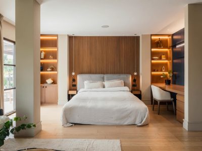 La Serena, exklusiv lyxvilla till salu i San Pedro, Marbella. Andalusisk arkitektur med pool i fullängd, privat gym, spa och vinkällare. Presenteras av HOOM i samarbete med ESNY Global och Eklund Stockholm New York.