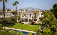 La Serena, exklusiv lyxvilla till salu i San Pedro, Marbella. Andalusisk arkitektur med pool i fullängd, privat gym, spa och vinkällare. Presenteras av HOOM i samarbete med ESNY Global och Eklund Stockholm New York.