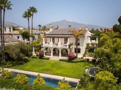 La Serena, exklusiv lyxvilla till salu i San Pedro, Marbella. Andalusisk arkitektur med pool i fullängd, privat gym, spa och vinkällare. Presenteras av HOOM i samarbete med ESNY Global och Eklund Stockholm New York.