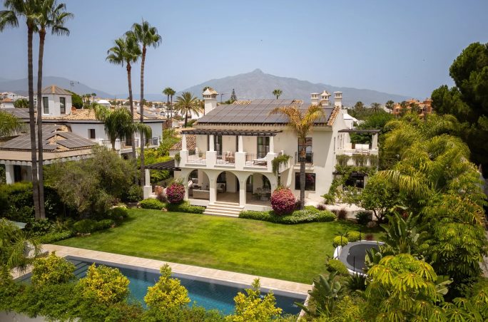 La Serena, exklusiv lyxvilla till salu i San Pedro, Marbella. Andalusisk arkitektur med pool i fullängd, privat gym, spa och vinkällare. Presenteras av HOOM i samarbete med ESNY Global och Eklund Stockholm New York.