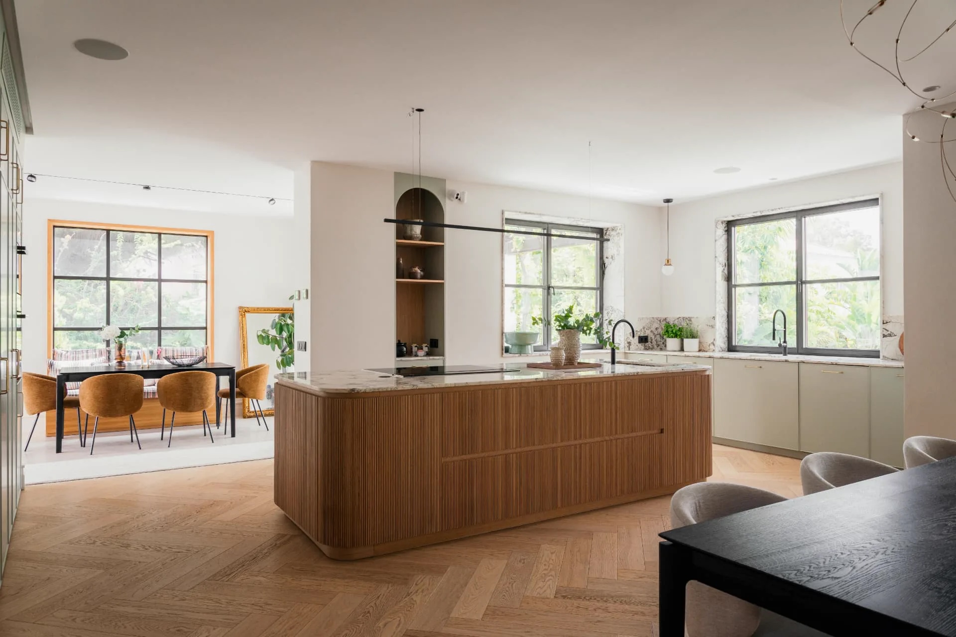 La Serena, exklusiv lyxvilla till salu i San Pedro, Marbella. Andalusisk arkitektur med pool i fullängd, privat gym, spa och vinkällare. Presenteras av HOOM i samarbete med ESNY Global och Eklund Stockholm New York.