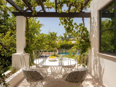 La Serena, exklusiv lyxvilla till salu i San Pedro, Marbella. Andalusisk arkitektur med pool i fullängd, privat gym, spa och vinkällare. Presenteras av HOOM i samarbete med ESNY Global och Eklund Stockholm New York.