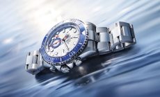 Rolex Yacht-Master II-klocka i stål med vit urtavla, röda visare för nedräkning och blå keramikram med minutgradering.