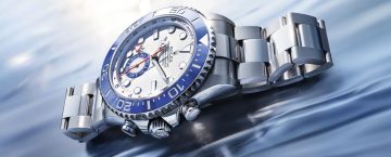 Rolex Yacht-Master II-klocka i stål med vit urtavla, röda visare för nedräkning och blå keramikram med minutgradering.
