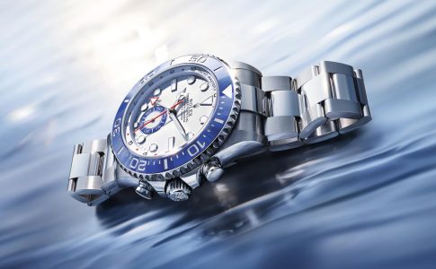 Rolex Yacht-Master II-klocka i stål med vit urtavla, röda visare för nedräkning och blå keramikram med minutgradering.