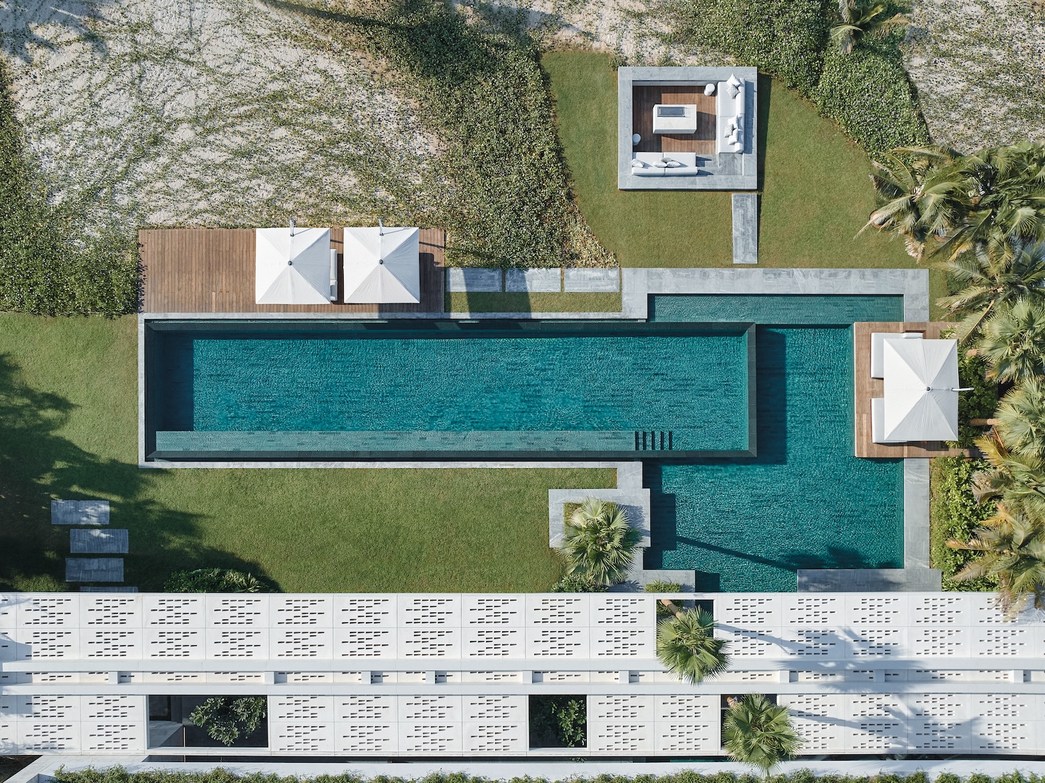 Island Villa på Jumeirah Bay Island i Dubai väljer återhållsamhet framför överdåd. Arkitektur av SAOTA och inredning av ARRCC och OKHA.