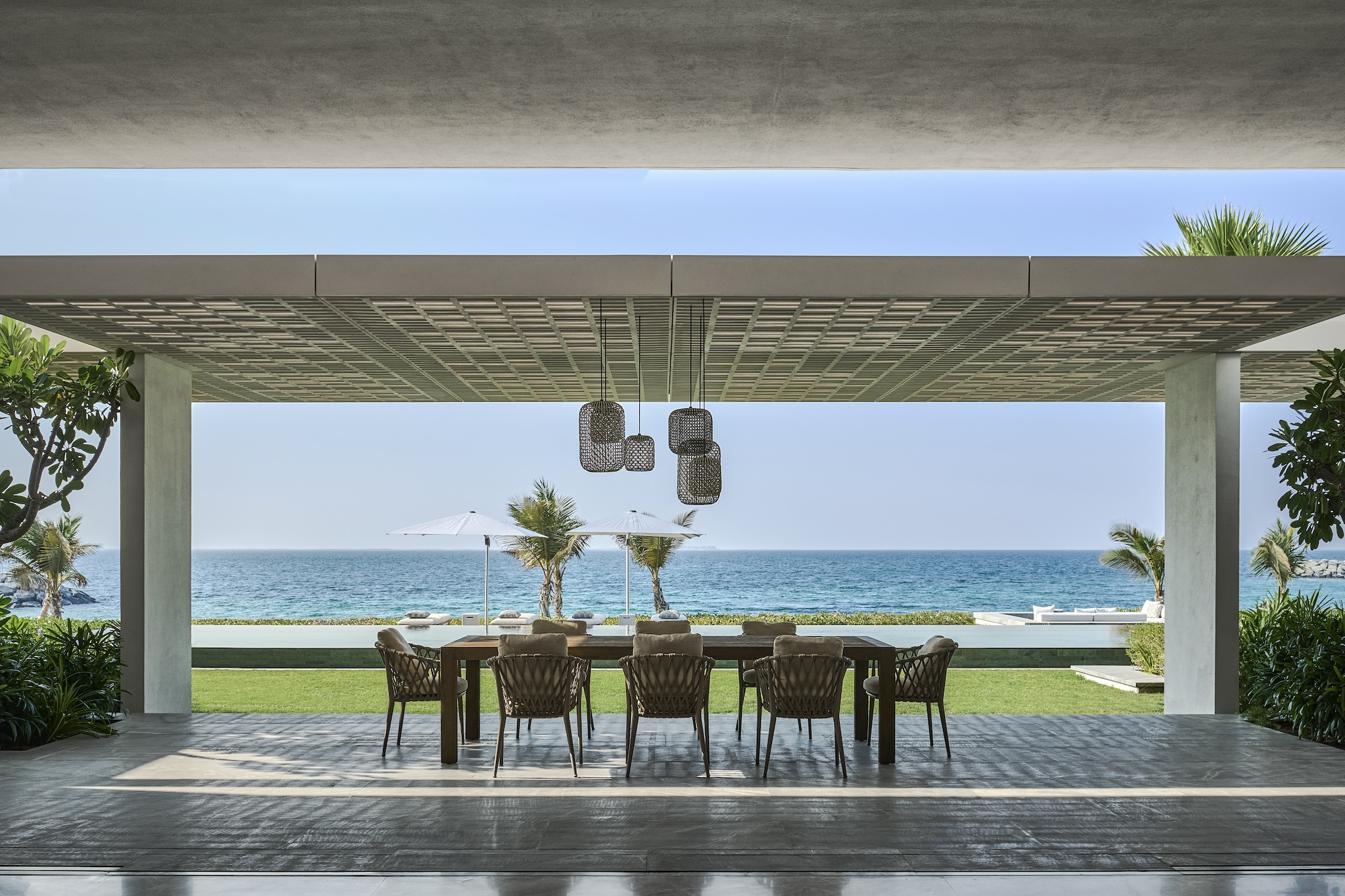 Island Villa på Jumeirah Bay Island i Dubai väljer återhållsamhet framför överdåd. Arkitektur av SAOTA och inredning av ARRCC och OKHA.