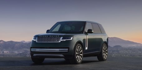 Range Rover Electric sedd framifrån.