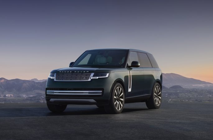Range Rover Electric sedd framifrån.