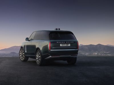 Range Rover Electric sedd bakifrån, bakljus i helbredd.
