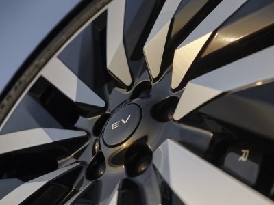 Närbild på Range Rover Electrics fälg med EV-emblem i navet.