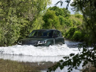 Range Rover Electric vadar genom vatten.