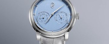 Parmigiani Fleurier Toric Quantième Perpétuel i platina med urtavla i Morning Blue, räfflad lunett och armband i ljusgrå alligator.