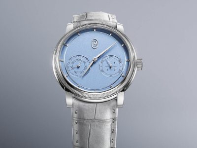 Parmigiani Fleurier Toric Quantième Perpétuel i platina med urtavla i Morning Blue, räfflad lunett och armband i ljusgrå alligator.