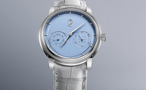 Parmigiani Fleurier Toric Quantième Perpétuel i platina med urtavla i Morning Blue, räfflad lunett och armband i ljusgrå alligator.