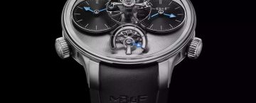 MB&F LM1 EVO armbandsur i titan med borstad grå grundplatta, två svarta urtavlor med blå visare, synlig balans i mitten och svart integrerat gummiarmband.