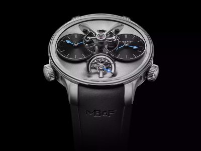 MB&F LM1 EVO armbandsur i titan med borstad grå grundplatta, två svarta urtavlor med blå visare, synlig balans i mitten och svart integrerat gummiarmband.