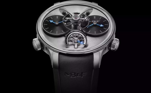 MB&F LM1 EVO armbandsur i titan med borstad grå grundplatta, två svarta urtavlor med blå visare, synlig balans i mitten och svart integrerat gummiarmband.