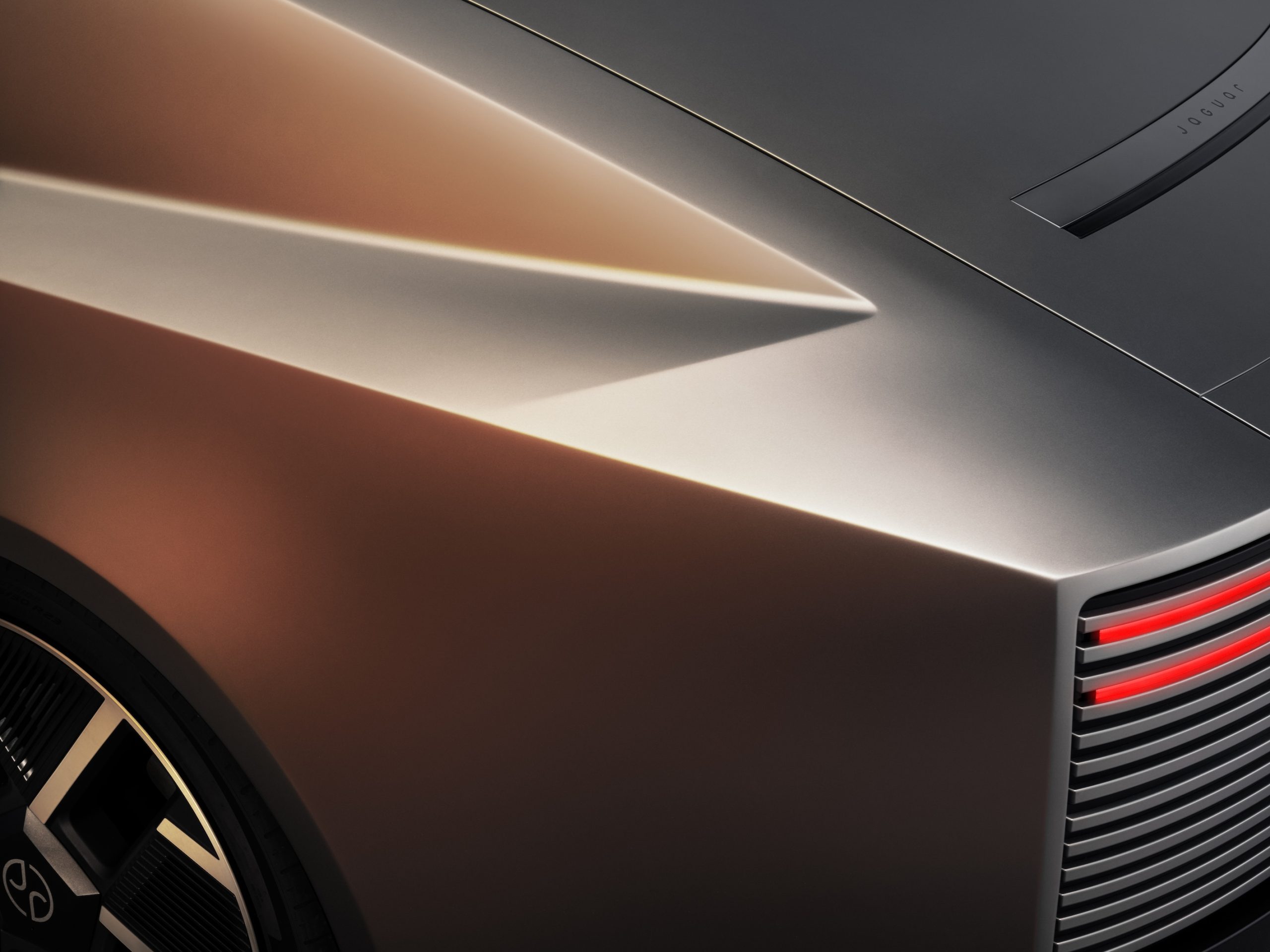 Närbild på Jaguar Type 01 bakre sidopanel där karaktärslinjer möts ovanför bakhjulet