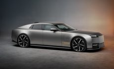Jaguar Type 01 från sidan, en låg fyradörrars elbil i grått med stora hjul
