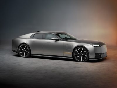 Jaguar Type 01 från sidan, en låg fyradörrars elbil i grått med stora hjul